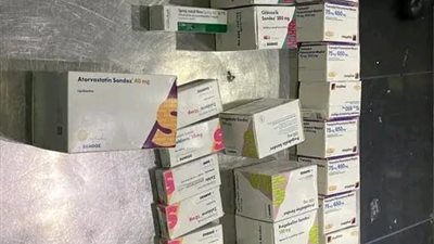 ضبط محاولتي تهريب عدد من الأقراص المخدرة وسيف معدني وخنجر