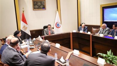 وزير الصحة يناقش خطة تطوير وحدات الرعاية الأولية مع اللجنة العليا لتنظيم الأسرة