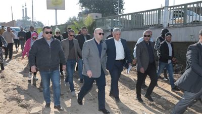 محافظ بني سويف يتفقد سير الأعمال بمشروع إنشاء المرسى السياحي شرق النيل