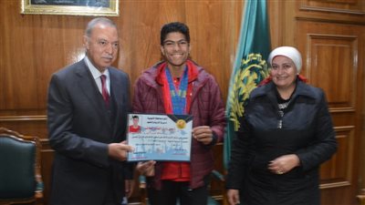 محافظ القليوبية يكرم الطلاب الفائزين في عدد من المسابقات الرياضية والثقافية