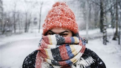 لماذا تشعر النساء بالبرد أكثر من الرجال؟.. تفسير علمي يوضح 
