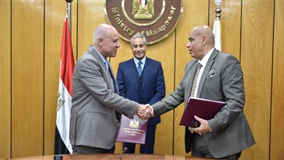 لتسهيل إصدار تذاكر المهام الرسمية.. بروتوكول تعاون بين القوى العاملة ومصر للطيران