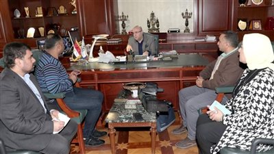 محافظ بني سويف يناقش خطة تشغيل خطوط الأجرة بعد الانتهاء من مجمع المواقف