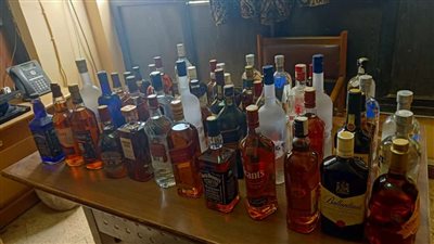 ضبط زجاجات مشروبات كحولية أجنبية غير خالصة الضرائب والرسوم في الأقصر