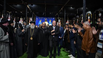 محافظ قنا يقدم واجب العزاء في الأنبا كيرلس: كان دمث الخلق وله مواقف حكيمة انحاز فيها للوطن