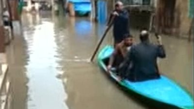 بعد ركوبه فلوكة بالشارع.. برلماني: فشل شبكة تصريف المياه بغرب الإسكندرية في أول اختبار