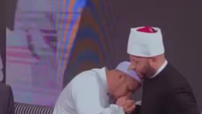 سارعوا إلى تقبيل يديه.. احتشاد الآلاف بأكبر ساحات إندونيسيا لسماع محاضرة لـ أسامة الأزهري | فيديو