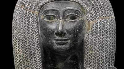 من الجرانيت الأسود.. المتحف المصري بالتحرير يعرض تمثال للملكة إيزيس