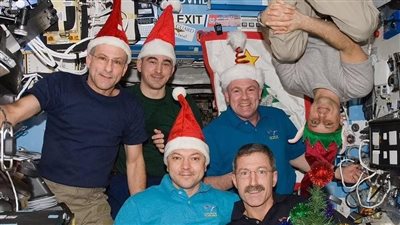 احتفالات عيد الميلاد تصل الفضاء.. ناسا تنشر صورًا لروادها بملابس بابا نويل وأشجار الكريسماس