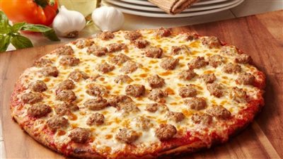 طريقة عمل البيتزا بالسجق.. رائعة ومقرمشة