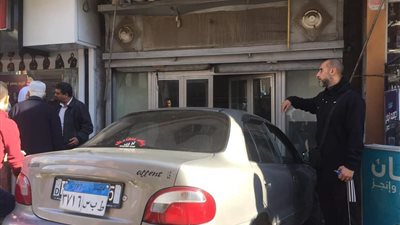 تقودها سيدة.. سيارة تقتحم محلا تجاريا بشارع محمد علي ببورسعيد| صور وفيديو 