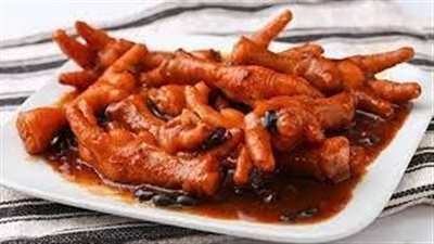 بعد إعلان المعهد القومي للتغذية.. استشاري تغذية توضح فوائد تناول أرجل الدجاج