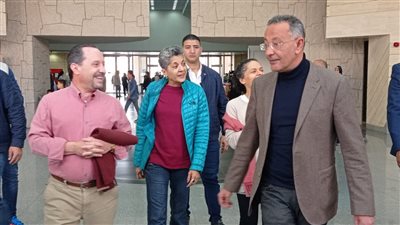 القائم بأعمال السفير الأمريكي في القاهرة وعائلته يزورون المتحف القومي للحضارة المصرية بالفسطاط