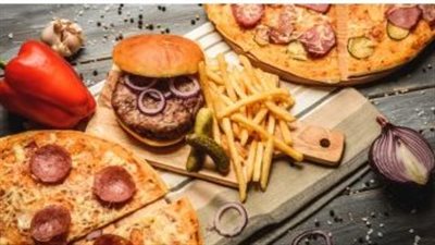 أبرزها البيتزا والبرجر.. أطعمة تؤثر على الصحة النفسية والعقلية