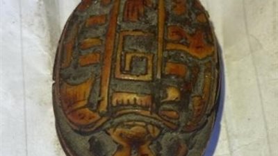 بحوزتهم جعران فرعوني.. ضبط 3 متهمين بالتنقيب عن الآثار في أسوان |صور