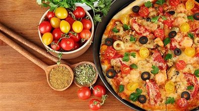 طريقة عمل البيتزا للشيف حسن.. يا جمالوا يا تكاته