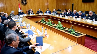 وزير الصناعة يؤكد التزام التجار والصُنّاع بالحفاظ على وفرة المعروض من السلع الاستهلاكية 