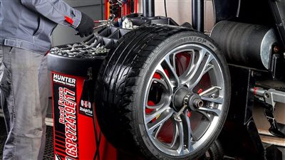 متي يتم ترصيص إطارات السيارة؟