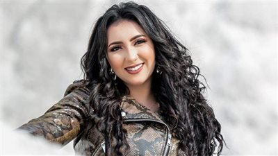 أول تعليق من المطربة آية عبد الله بعد وفاة والدها