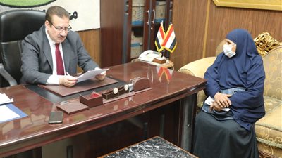 محافظ المنوفية يصرف مساعدة مالية لطفلة مريضة.. ويفحص شكاوى مواطنين تجاه مسئولين