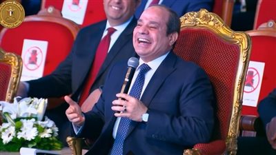 الرئيس السيسي لـ شاب من ذوي الهمم يريد اللعب في الأهلي: متدخلنيش مع الخطيب