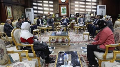 محافظ المنيا يبحث فرص دعم وتطوير المناطق الصناعية