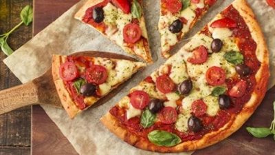 طريقة البيتزا السريعة.. خلال 10 دقائق تناول أطعم بيتزا 