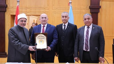 مجلس جامعة الأزهر يكرم عميد طب الأسنان لجهوده في نهضة الكلية