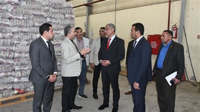 محافظ الفيوم يتفقد مخزن السلع الغذائية بمركز طامية
