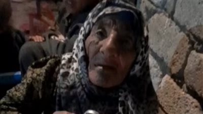 اتعلمتها من أمي واشتغلت عشان أصرف على نفسي.. قصة كفاح مًسنة تصنع الأواني المنزلية بزعف النخيل بالمنيا | بث مباشر 