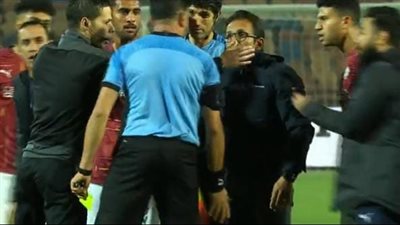 مشادة كلامية بين الجهاز الفني لفريق سيراميكا وإبراهيم نور الدين بعد انتهاء لقاء الأهلي 