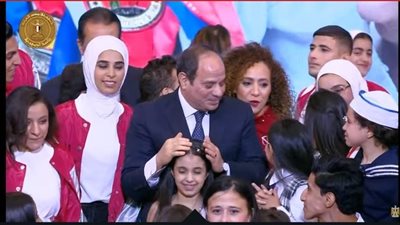 السيسي يكلف بدراسة صرف معاش الوالد للمرأة ذات الهمم أسوة بغيرها من ذوي الإعاقة 