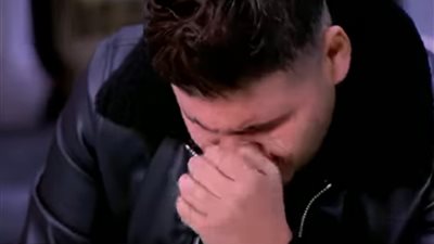 عمر كمال يدخل في نوبة بكاء: تعبت والناس ظلمتنى السنة اللى فاتت| فيديو