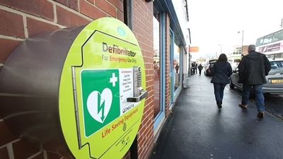 بريطانيا تعلن وضع أجهزة الصدمات الكهربائية لـ تنظيم ضربات القلب في الشوارع والحدائق 