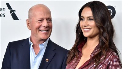 بعد تدهور حالته الصحية.. زوجة بروس ويليس تتذكر لحظة وقوعها في حبه 