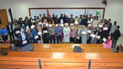 عميد العلوم الإسلامية للوافدين تكرم الطلاب المتفوقين في مرحلتي الإجازة والدراسات العليا