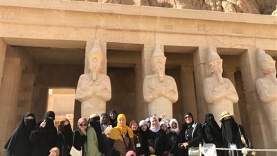 مركز تطوير تعليم الطلاب الوافدين ينظم رحلة إلى مدينتي الأقصر وأسوان لفتيات معهد الأزهر