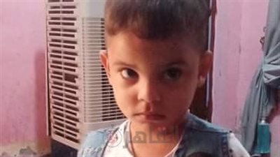 أحرقاه بالسجائر والسكين الساخنة.. حبس عامل وزوجته الثانية سنة بتهمة تعذيب طفله بقنا 