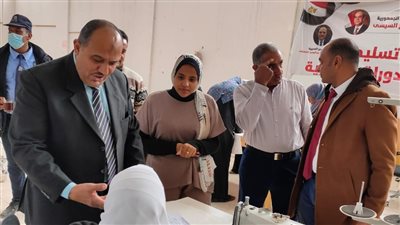 القوى العاملة بالأقصر تعقد الاختبار النهائي لدورة تدريبية على الحياكة والتبريد 