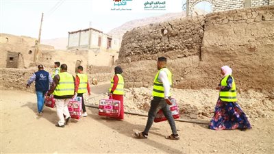 متطوعو صناع الخير يجوبون سوهاج لتوزيع المساعدات الإنسانية