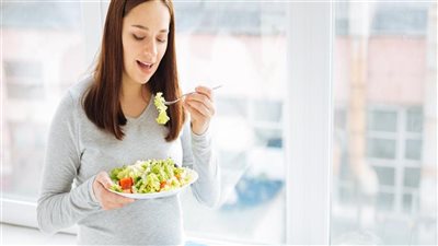 أبرزها البيض والسبانخ.. أطعمة تعزز صحة المرأة الحامل خلال فصل الشتاء