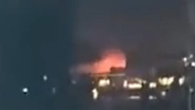 لحظة اشتعال النيران بمركب نيلي بالقاهرة