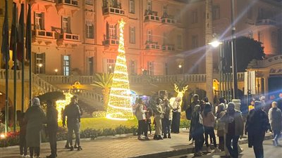 المئات من مواطني الأقصر يتوافدون على الكورنيش للاحتفال بالعام الجديد