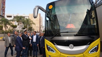محافظ الدقهلية يتسلم الدفعة الأولى من أتوبيسات النقل الجماعي لربط المنصورة الجديدة بمدن الدقهلية