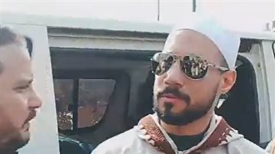 عبدالله رشدي: لما ابني الصغير بيسأل عن أمه أحيانا بخبي رأسه فيا علشان مايشفش بكائي