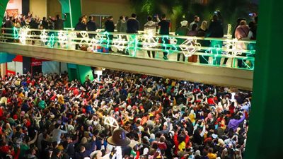 زحام بالمولات ورمي الزجاج من النوافذ.. 5 مشاهد خلال الاحتفال بليلة رأس السنة بالإسكندرية