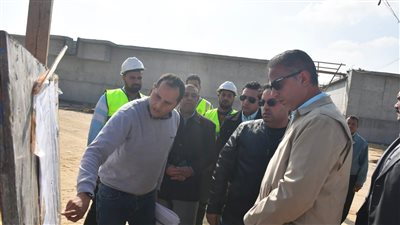 محافظ الفيوم يتابع أعمال إنشاء محطتي معالجة صرف صحي بمركز إطسا