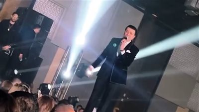 مصطفى كامل يحيي أولى حفلاته عقب توليه الموسيقيين بحضور الراقصة دينا