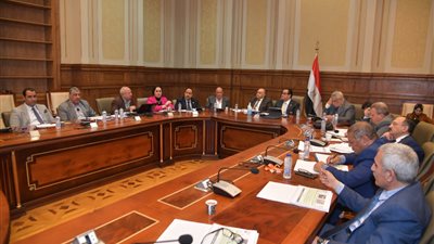 رئيس هيئة السكة الحديد يستعرض خطة تطوير الهيئة أمام نقل البرلمان