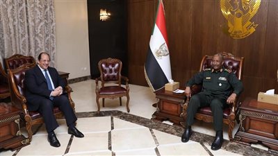 اللواء عباس كامل ينقل رسالة شفهية من الرئيس السيسي إلى رئيس المجلس السيادي السوداني